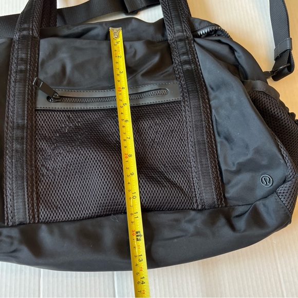 lululemon exercise bag Athletica Lululemon Side-Cinch Shopper 18L (Black) : Clothing, Shoes & Jewelry The removable shoulder strap also doubles as a yoga mat carrier and stretching strap. 3-in-1 Gym Duffle Bag 30L